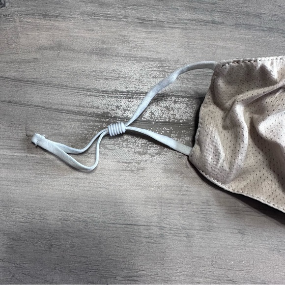 Mask with Nose Wire - Picture 5 of 6